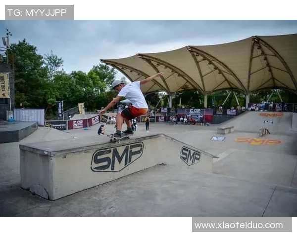 重庆滑板队在攀岩联赛中以56分稳居积分榜首位