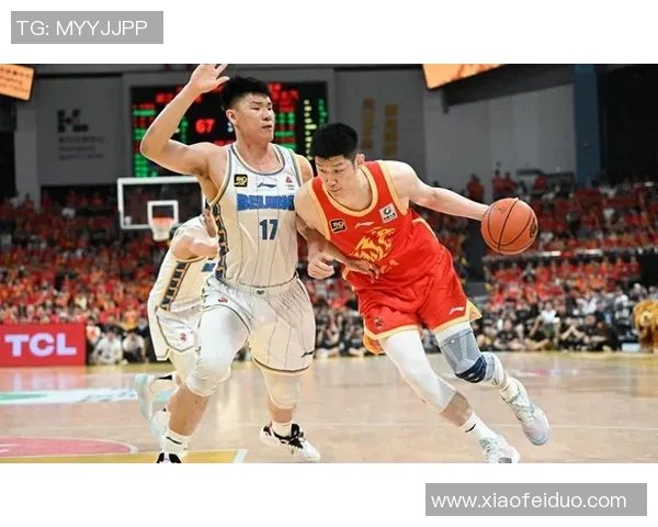 胡金秋：从青涩少年到篮球巨星的成长之路与奋斗故事